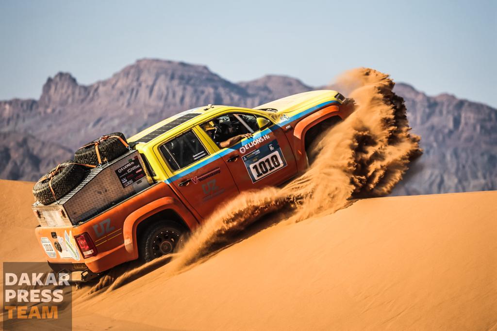 Through the dunes, Copyright Dakar Press Team
